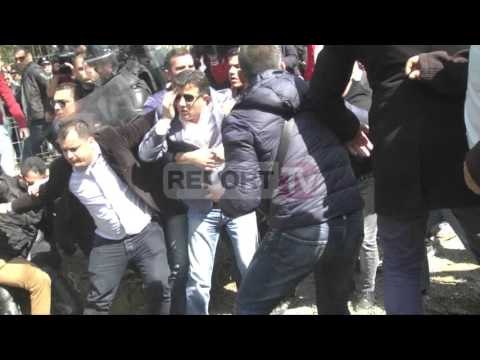 Report TV - Protesta te liqeni, Deputeti i PD-së Flamur Noka shtyn forcat e policise