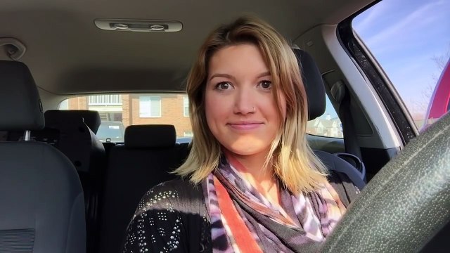 Une chanteuse s'entend à la radio pour la première fois. !