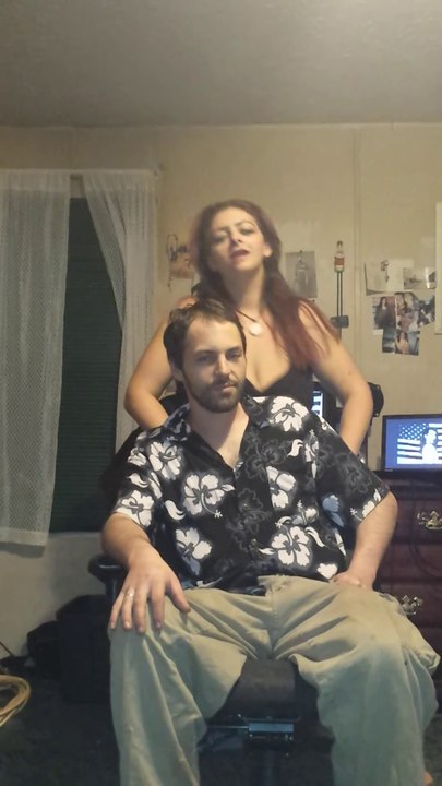 Il endure la danse de sa nana assis sur une chaise... Lana del Ray