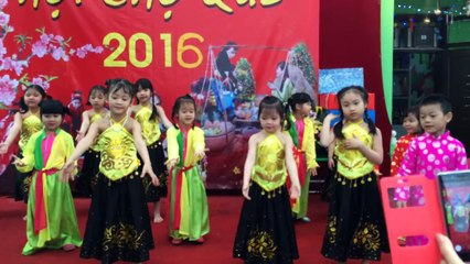 Múa hát bài bà còng đi chợ trời mưa sôi động