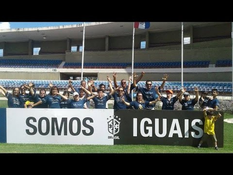 Crianças com Down e jogadores da Olímpica juntos