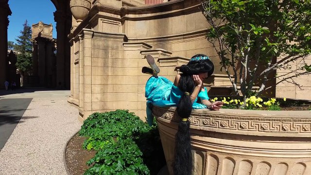 Aladdin emmène Jasmine sur son tapis volant dans San Francisco (caméra cachée)