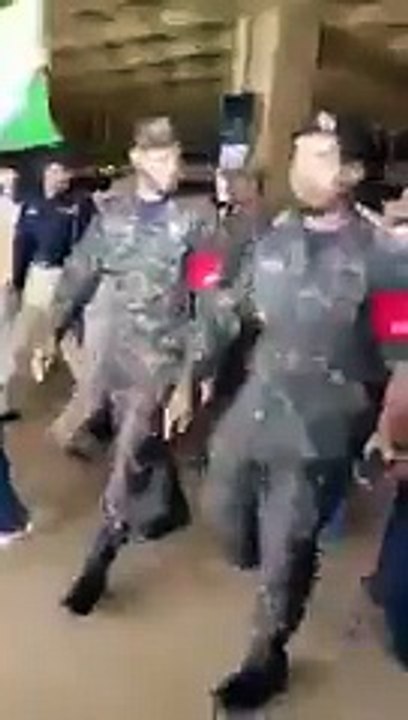 You Will Be Shocked After Watching What People Did With Afridi At Karachi Airport Watch Video