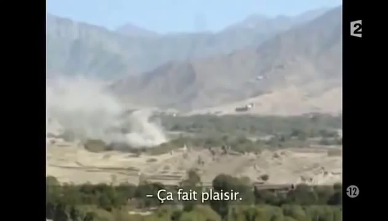 Des soldats Français bombarde un village afghan.