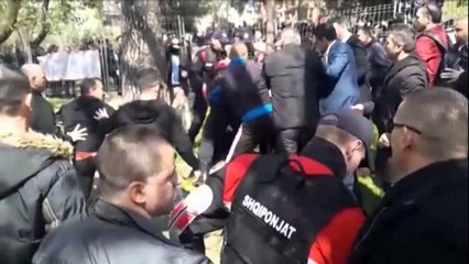 Tiranë - Protesta tek Liqeni, ndalohet Ndriçim Babasi. Basha denoncon: Policë me maska e rrëmbyen