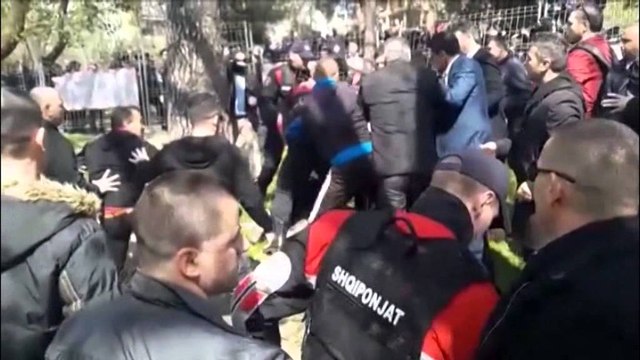 Tiranë - Protesta tek Liqeni, ndalohet Ndriçim Babasi. Basha denoncon: Policë me maska e rrëmbyen