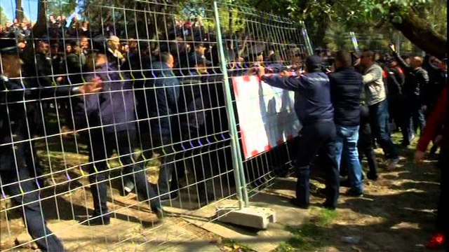 Tirane - Tension tek parku i Liqenit, deputetët e PD udhëheqin protestën, përplasen me policinë
