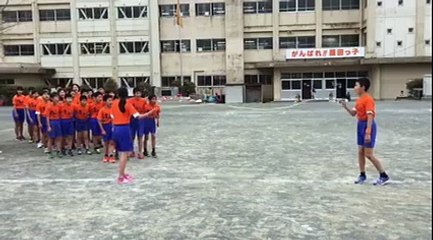 Grupo de crianças japonesas impressiona a saltar à corda