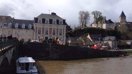 Une péniche bloquée par un pont à cause de la tempête