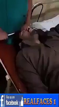 زخمی مریض ہسپتال میں گو نواز گو کے نعرے لگا رہا ہے - GO Nawaz Go in Hospital