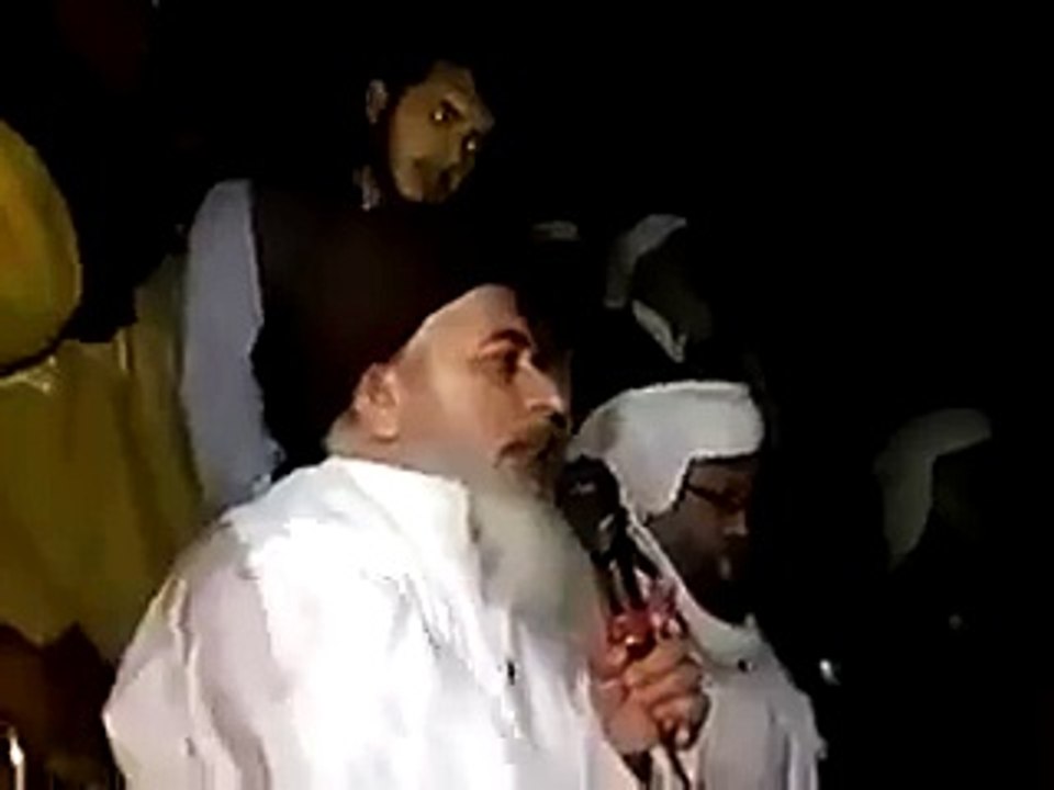 جس زبان سے نعت پڑھی جا رہی ہے اسی زبان سے عمران خان کو گالیاں بھی دی جا رہی ہیں "وہ یہاں لڑکیاں نچواتا تھا ۔۔۔خنزیر کا ب