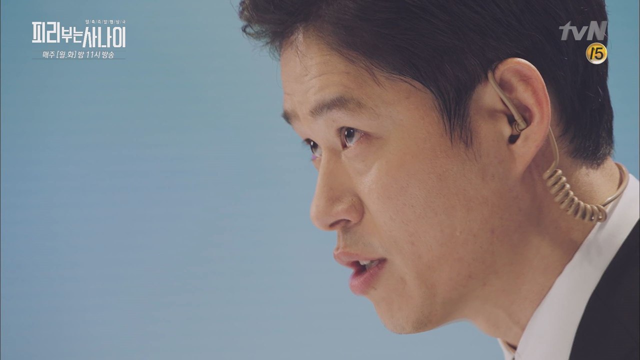 신하균의 협상 코칭을 따르지 않는 유준상 ′방송국 테러 라이브′
