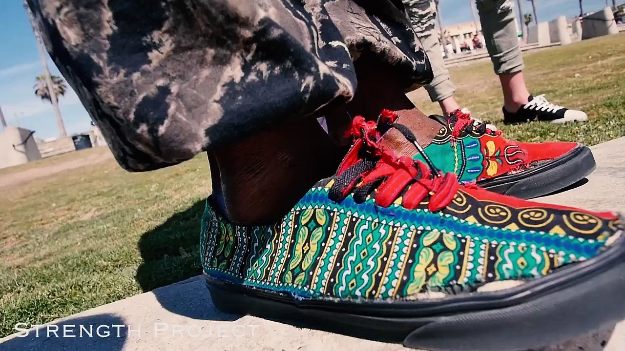 Démo impressionnante de Tumbling sur la plage. Gymnaste acrobate ultra talentueux