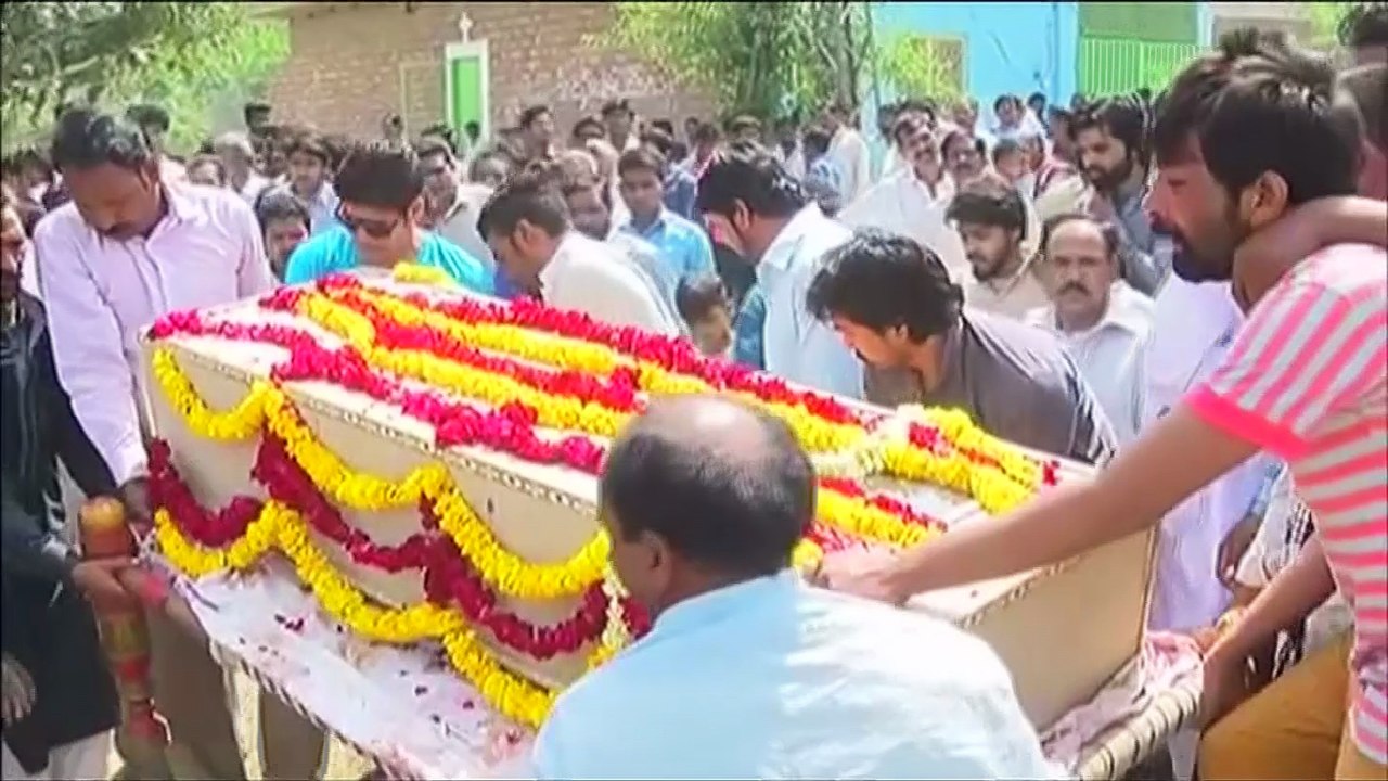 Funerals held for Lahore bombing victims