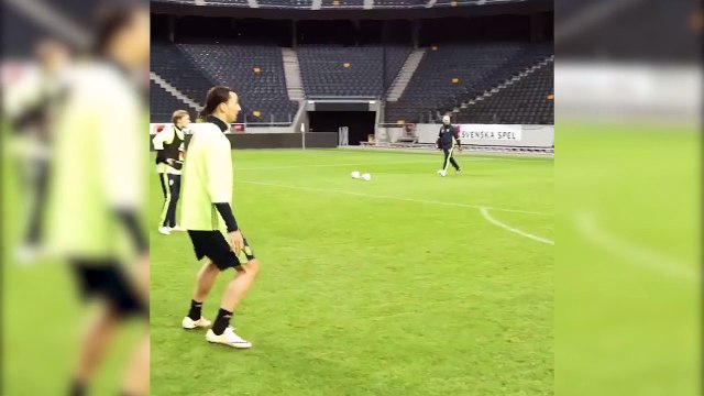 L'enchainement de dingue de Zlatan Ibrahimovic à l'entrainement avec la Suède !