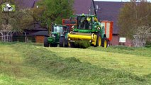 De nieuwe John Deere 8200i aan het grashakselen Trekkerweb Self Propeld Forage Harvester