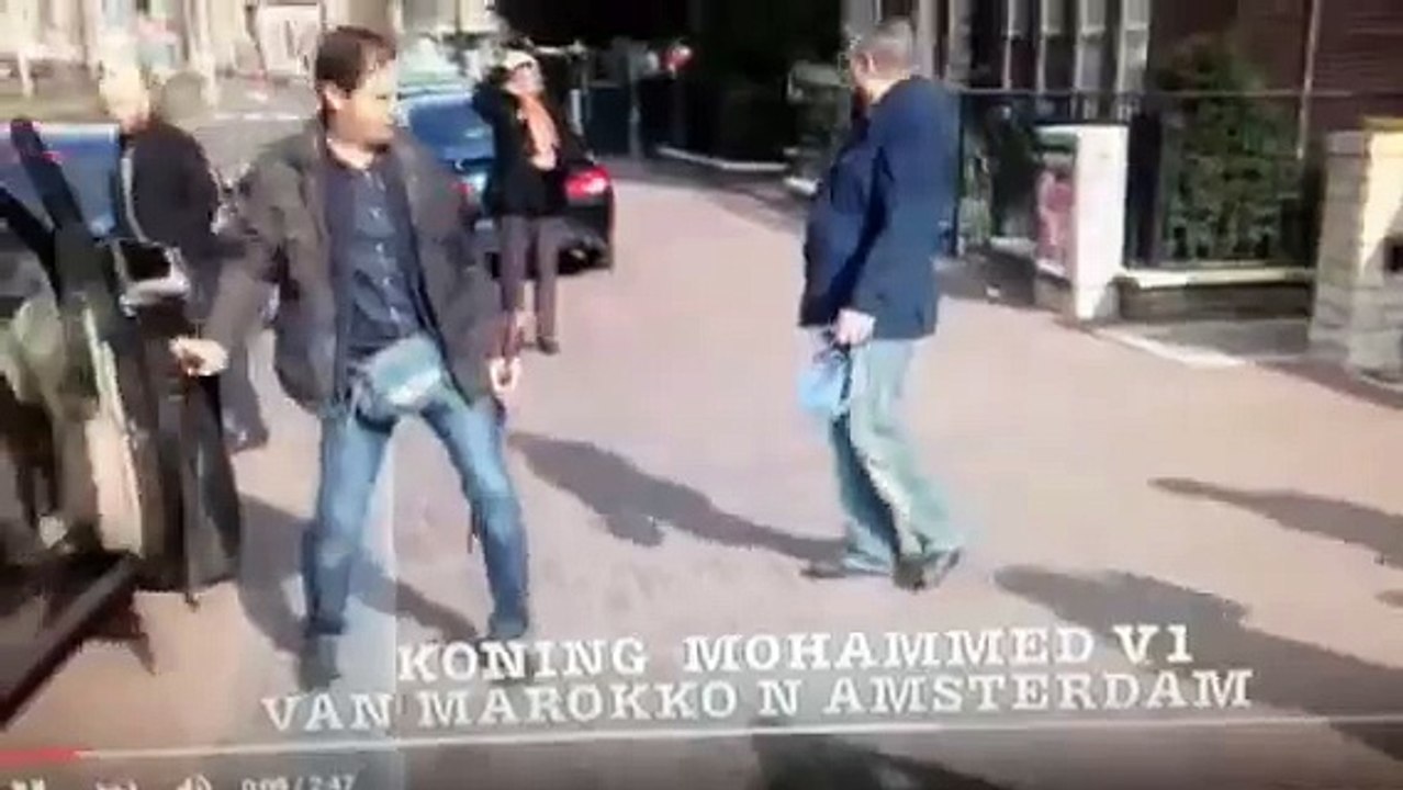 mohamed 6 avec garde du corps personnel -الملك محمد السادس مع الحارس الشخصي الجعيدي في هولندا