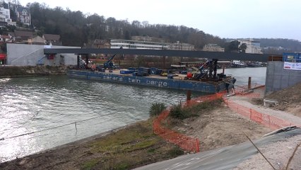 Pose de la passerelle reliant Meudon à l'Ile Seguin