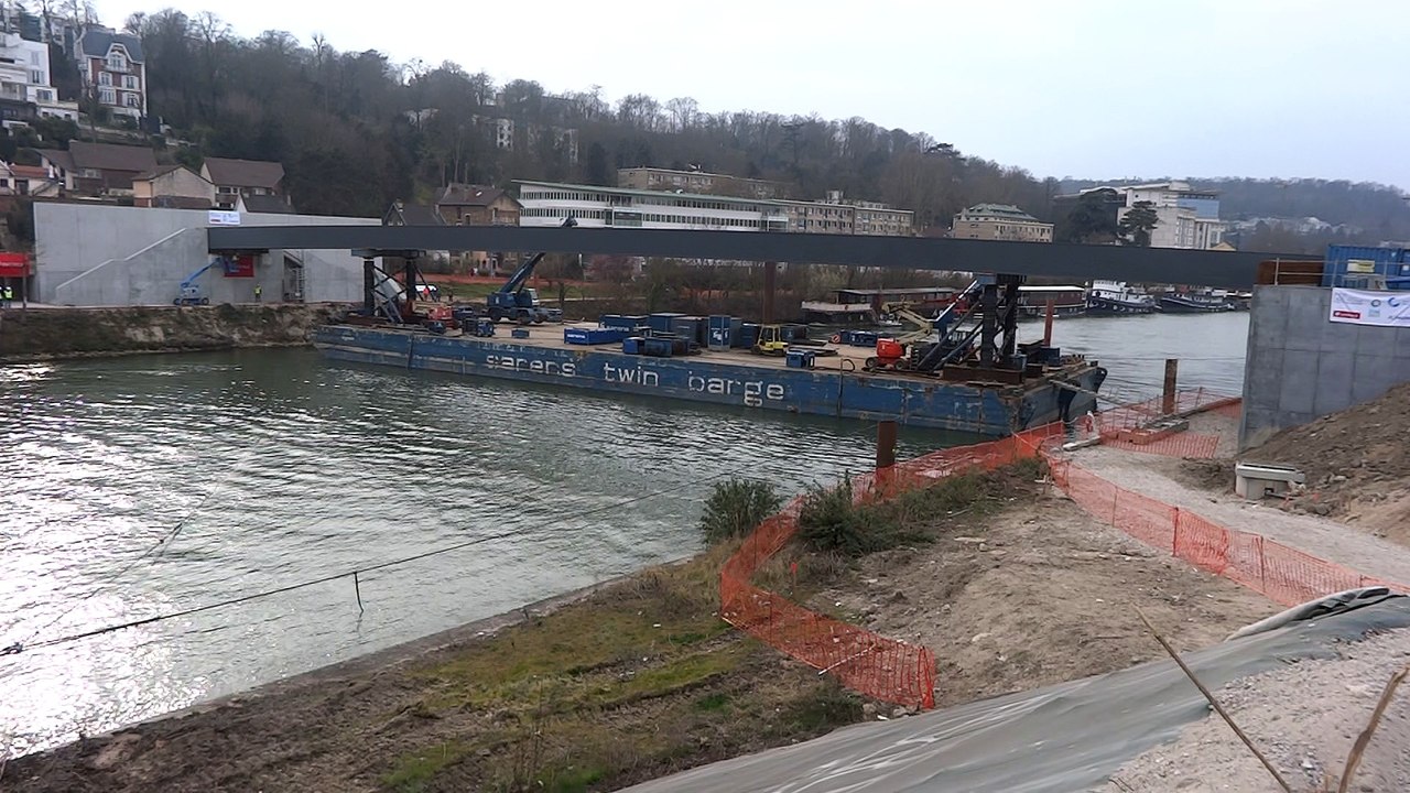 Pose de la passerelle reliant Meudon à l'Ile Seguin