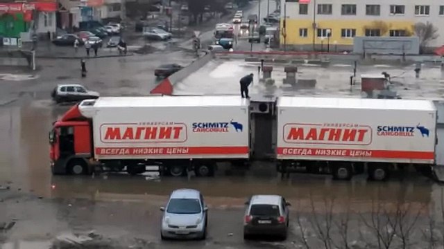 Водитель не может выйти из машины из за огромной лужи в Верхней Пышме