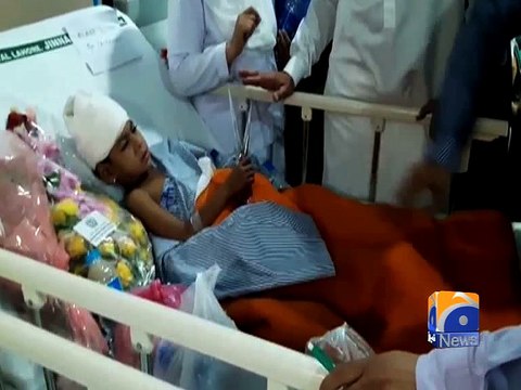 Imran Khan inquires health of Lahore blast injured -28 March 2016