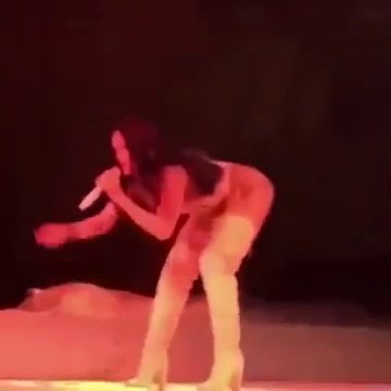 Fan threw money on stage last night in Detroit this was Rihannas reaction