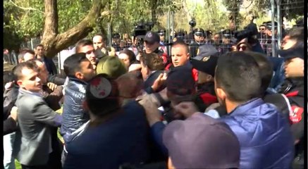 Protesta tek Liqeni, deputetët e PD përleshen me policinë, distancohet shoqëria civile- Ora News