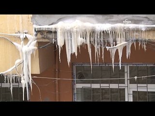 Su boruları patlayan apartman buz tuttu