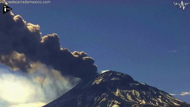 Une impressionnante colonne de cendres se dégage d'un volcan en éruption au Mexique