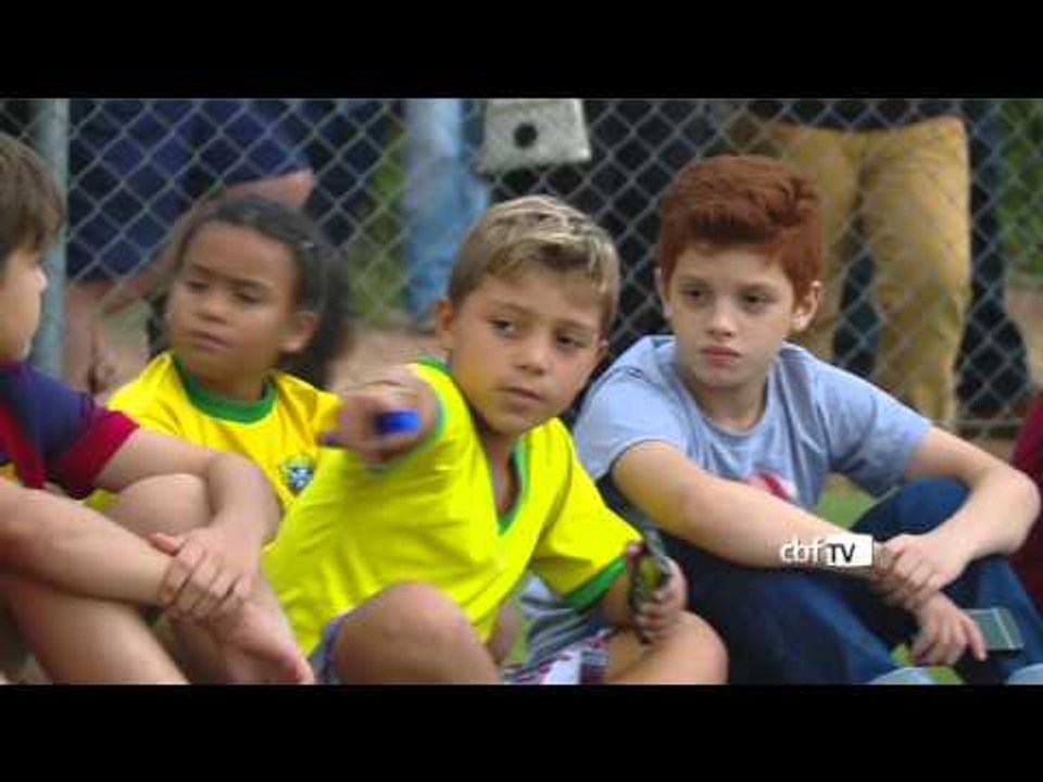 Seleção Brasileira distribui ovos de Páscoa para crianças