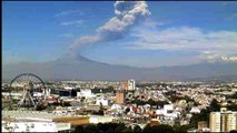 El volcán mexicano Popocatepetl lanzó este domingo una gran fumarola