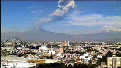 El volcán mexicano Popocatepetl lanzó este domingo una gran fumarola