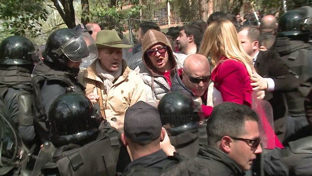 Protesta te liqeni, 13 të arrestuar - Top Channel Albania - News - Lajme