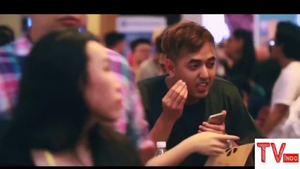 Orang indonesia minta minta cium sama cewek2 di mall ( nekat gila )