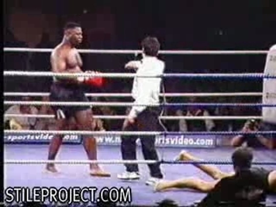 Sports Accidents-Kickboxer Breaks His Leg ( Ouch!!!)