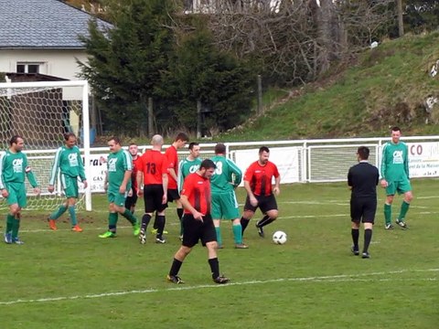 Coup franc de David Bonnefoy suivi du pénalty concrétisé par Xavier Bertuit lors du match Us MURAT(4) / As Talizat en 1/16ème finale de Coupe Barrès le 28/03/2016 :