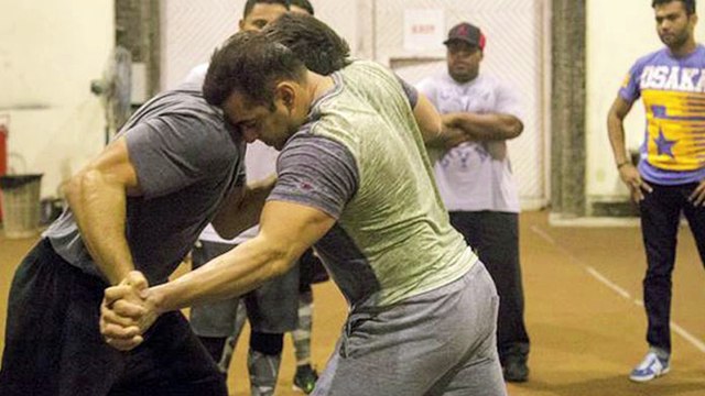 Salman khan Gets Beaten up On Sultan Set.#सलमान खान का झगड़ा सुल्तान के सेट पर