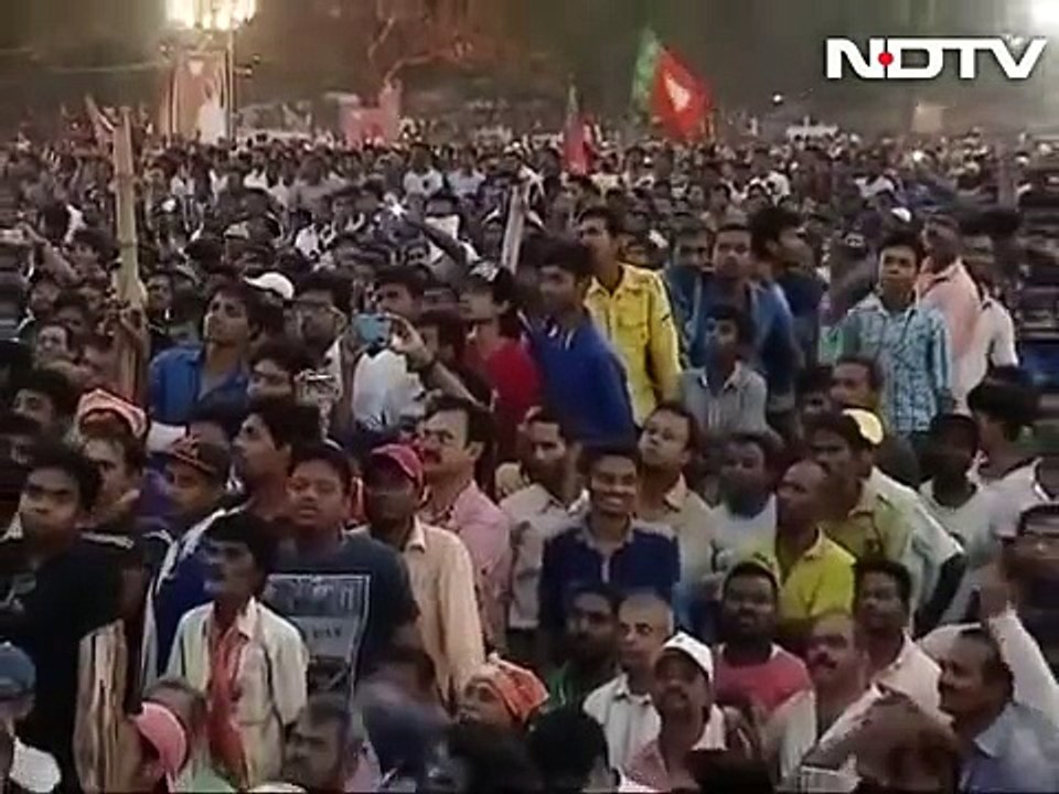 See What Indian PM Narendra Modi Did When Azaan Came in In West Bengal Rally..??