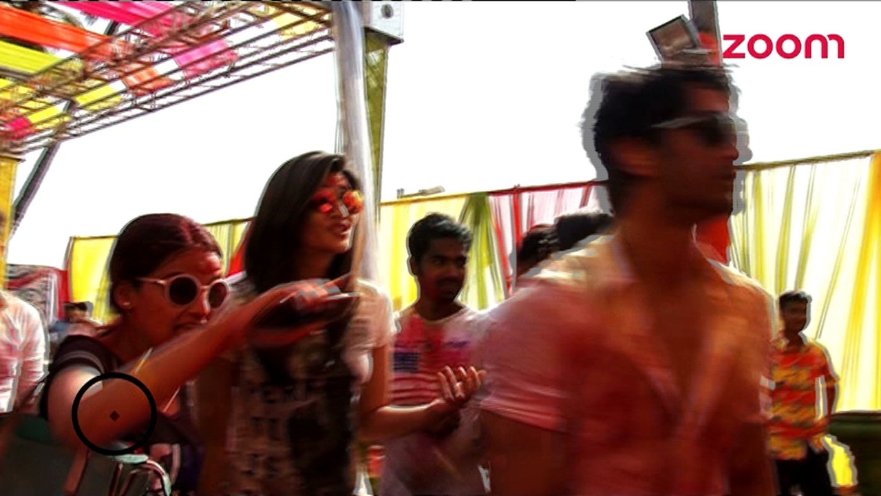 Sushant Singh Rajput and Kriti Sanon's Holi together - Bollywood News - #TMT