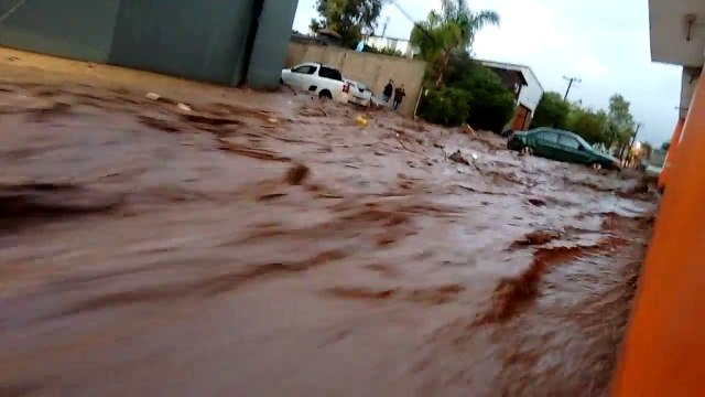 Voiture emportée dans une crue éclaire. Impressionnant...
