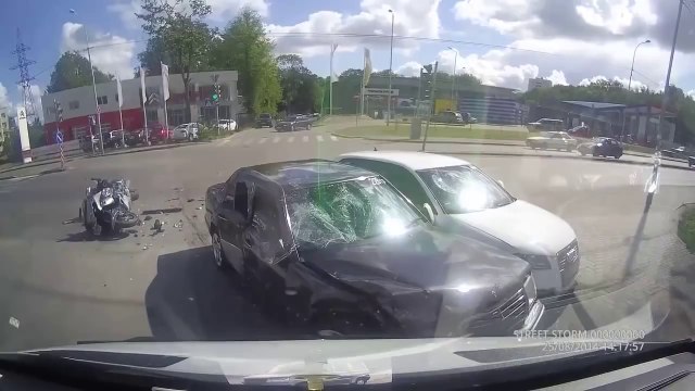 Un motard chanceux dans son malheur se retrouve assis entre 2 voitures après un gros crash