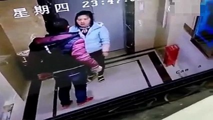 下载视频: Un gros débile force la porte de l'ascenseur et chute au fond. Fail