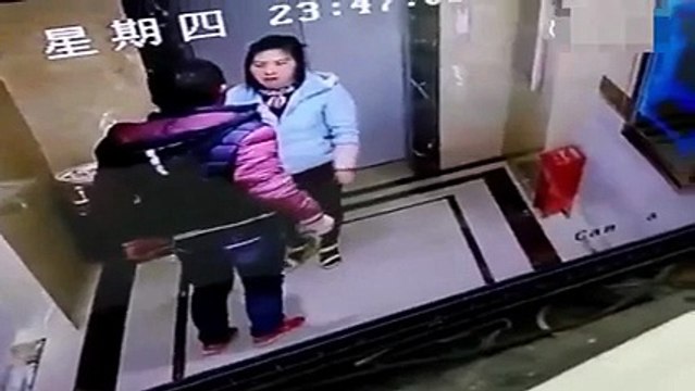 Un gros débile force la porte de l'ascenseur et chute au fond. Fail