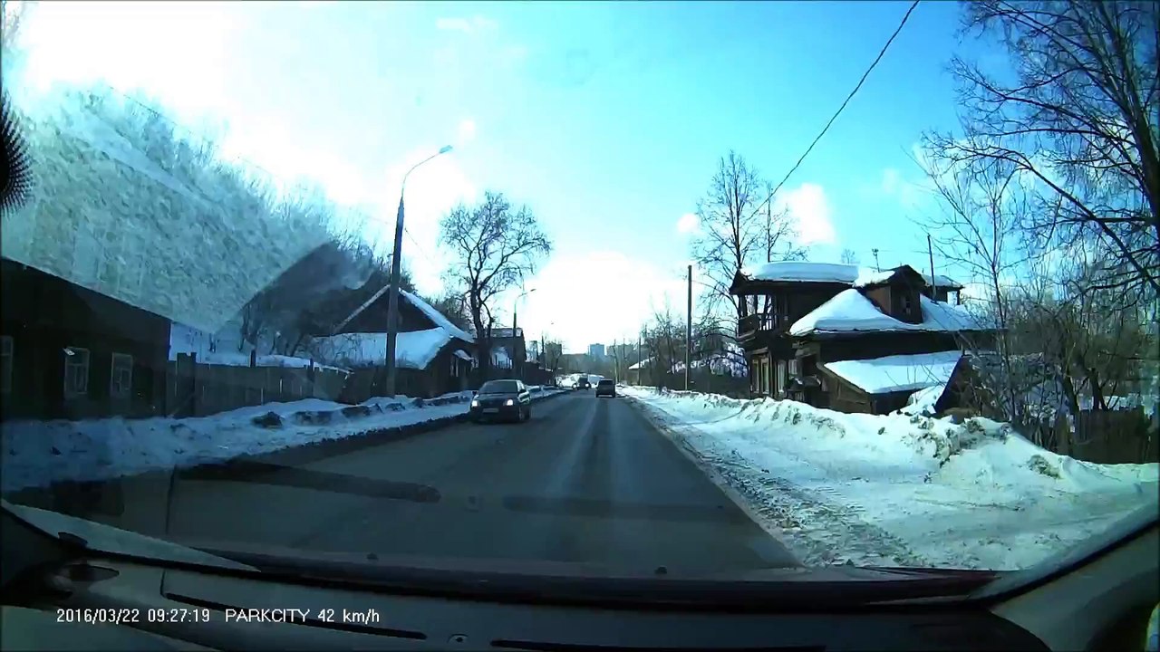 Un camion déverse son chargement en pleine route sur une voiture dans la file opposée. Gros accident