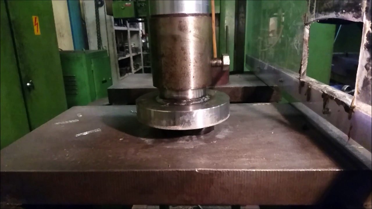 Ce que vous rêvez de faire avec votre réveil tous les jours : l'écraser avec une presse hydraulique