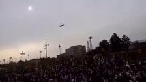 Dekhain Kaise Molvi Army Kay Helicopter Pe Joote Mar Rahe Hain