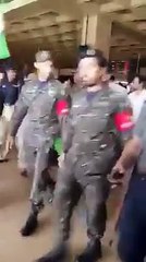 Warm Welcome for Afridi on Airport.....