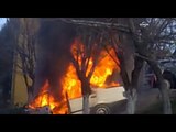 Patlama meydana gelen otomobil alev alev yandı