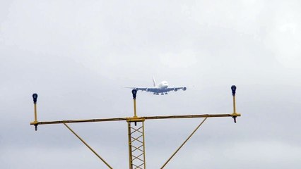 Emirates crosswind landing