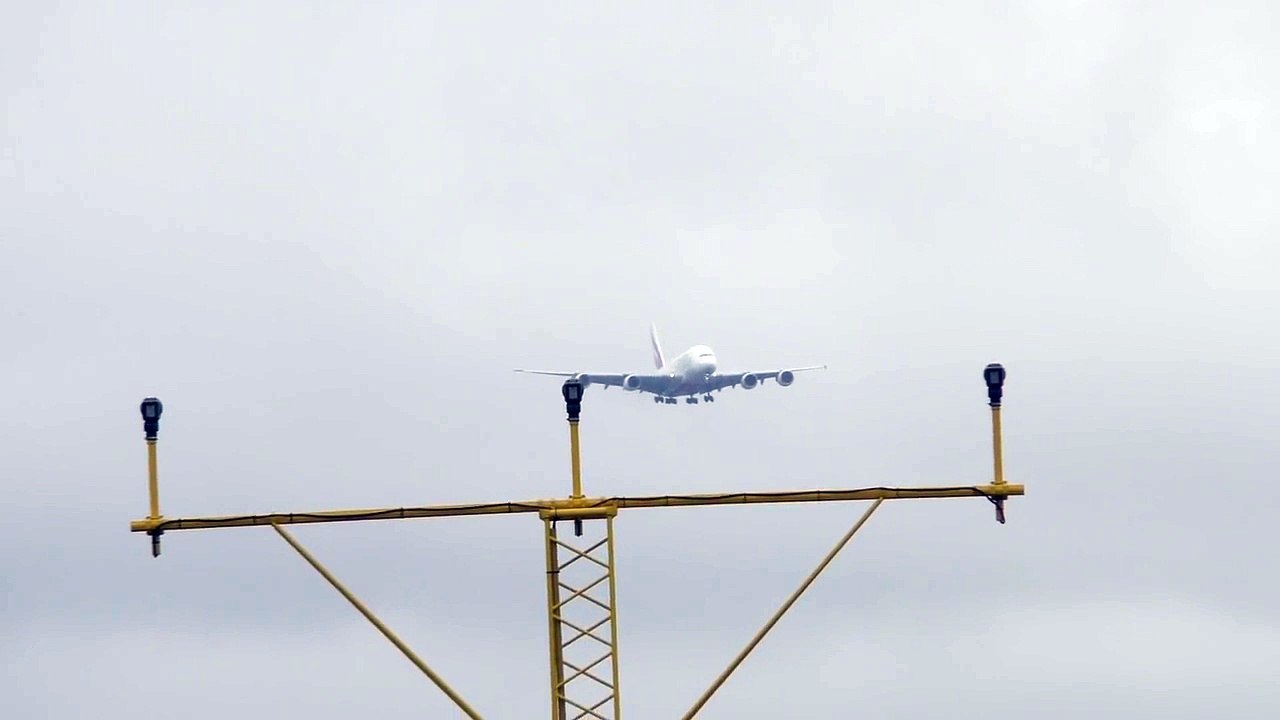 Emirates crosswind landing